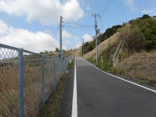 先ず、SAの裏の道を